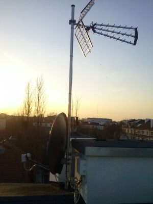 prosta instalacja zbiorcza ze skrzynką hermetyczną na dachu